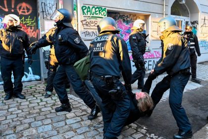 Berlin: Linksautonome greifen Polizei bei Räumung an