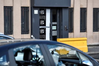 Dutzende greifen Polizeiwache in Pariser Vorort mit Feuerwerkskörpern und Eisenstangen an