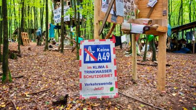 Bundesweite Protestaktion an Autobahnen gegen umstrittenen A49-Ausbau in Hessen