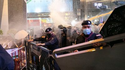Polizei in Thailand setzt Wasserwerfer gegen hunderte Demonstranten ein