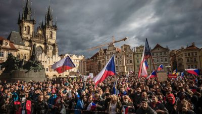 Prag: Fußball-Hooligans lösen Gewalt nach friedlicher Demo gegen Corona-Maßnahmen aus