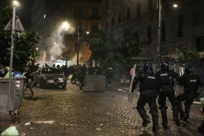 Ausschreitungen in Neapel bei Protesten gegen Corona-Ausgangssperre