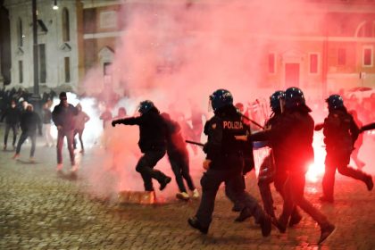 Gegen Corona-Ausgangssperren: Ausschreitungen in Rom