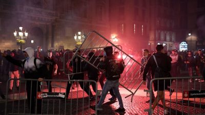 Friedliche Proteste und Ausschreitungen wegen neuen Corona-Maßnahmen in Barcelona