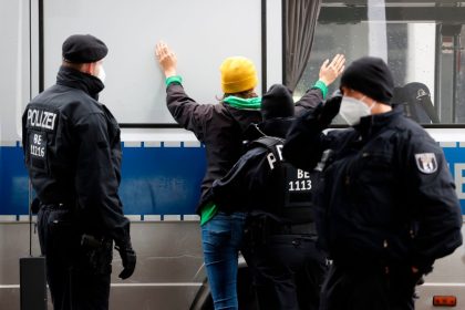 Hauptstadtflughafen BER eröffnet – begleitet von mehreren Protesten