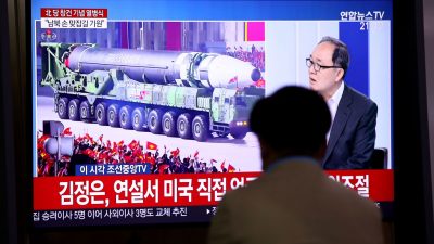Die weltweit größte ihrer Art: Nordkorea präsentiert neue Interkontinentalrakete bei Militärparade