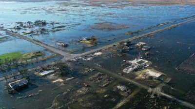 Tropensturm „Delta“ erreicht US-Golfküste mit Sturmflut und heftigem Wind