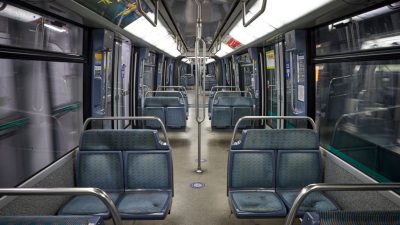 Die Metro bleibt leer: Nächtliche Ausgangssperre für 20 Millionen Franzosen