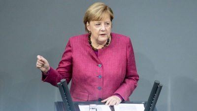 Merkel verteidigt „Wellenbrecher-Lockdown“ und warnt vor „Lüge und Desinformationen“