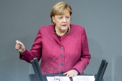 Merkel verteidigt „Wellenbrecher-Lockdown“ und warnt vor „Lüge und Desinformationen“