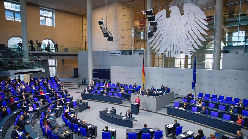Angespannte Debatte in Berlin: Merkel-Lockdown kostet im November 19 Milliarden – Man kann nicht das ganze Land ruinieren (AfD)