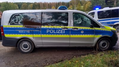 Vermummte aus dem Dannenröder Forst attackieren Polizeifahrzeug: „Letzte Warnung an die Bullenschweine“