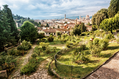 Vom Stein der Jugend bei der grossen Eiche – Inschrift im Parco Giardino Sigurta bei Verona