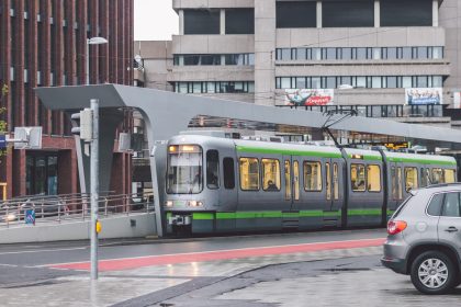 Straßenbahn in Hannover schleift Passagier mit – Mann schwer verletzt