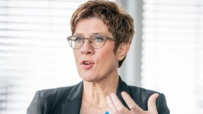 EU und Kramp-Karrenbauer verteidigen Bundeswehr nach Frachter-Vorfall