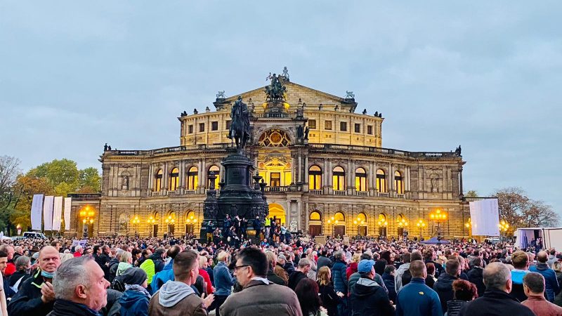 Friedliche Querdenken-Demo in Dresden überschattet von „Hitlergruß“-Vorwürfen – Beschuldigte wehren sich