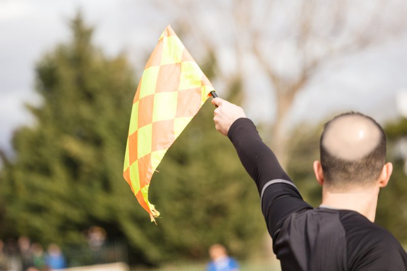 KI-Kamera verwechselt Glatze vom Linienrichter mit Fußball