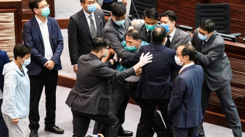 Hongkong: Sieben Oppositionspolitiker nach lautstarkem Protest im Parlament festgenommen