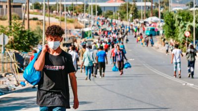 Zur Weiterreise nach Deuschland: Griechenland verteilt Reisepässe an anerkannte Flüchtlinge