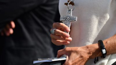 Polizei identifiziert flüchtigen Kaplan nach illegaler Gebetsstunde
