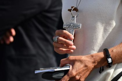 Polizei identifiziert flüchtigen Kaplan nach illegaler Gebetsstunde