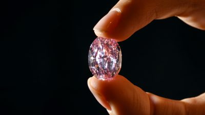 Seltener rosafarbener Diamant für mehr als 19 Millionen Euro versteigert
