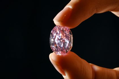 Seltener rosafarbener Diamant für mehr als 19 Millionen Euro versteigert
