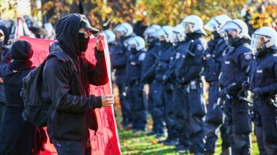 Ausschreitungen zwischen Polizei und Antifa bei Demo gegen neues NRW-Versammlungsgesetz
