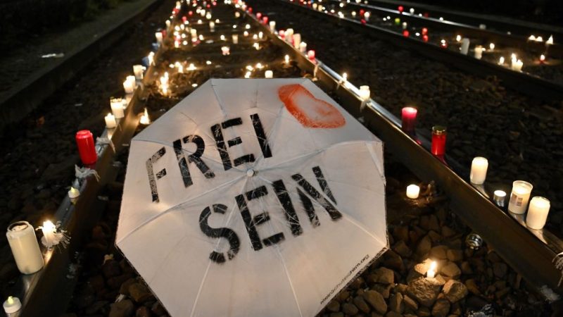 Berlin: Schweigemarsch gegen Corona-Maßnahmen und Kerzenlichtmarsch gegen Polizeigewalt und für die Remonstrationspflicht
