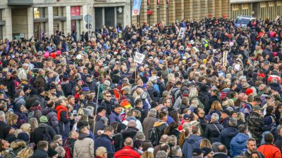 Söder will Querdenker-Bewegung nach Leipziger Demonstration überprüfen