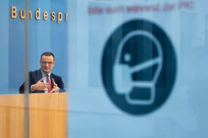 Intensivkrankenpfleger zerpflückt Politik der Bundesregierung während Live-Pressekonferenz