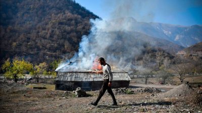 Armenische Dorfbewohner zünden vor Flucht ihre Häuser an