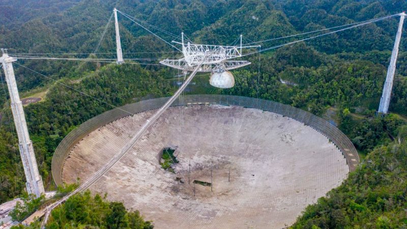 Das Arecibo-Telekop wird nach 57 Dienstjahren und zwei Kabelbrüchen außer Betrieb gesetzt. Eine Reparatur der Anlage mit der 900 Tonnen schweren, 140 Meter über dem Boden hängenden Forschungsplattform gilt als lebensbedrohlich.