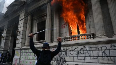 Guatemala protestiert gegen Staatshaushalt: Teile des Parlament in Brand gesetzt