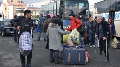 Armenier flüchten aus der Region Berg-Karabach in die Regionalhauptstadt