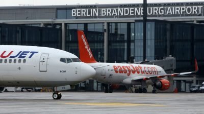 Grüne verlangen von Scholz und Scheuer Auskunft über Finanzen von Berliner Flughafen