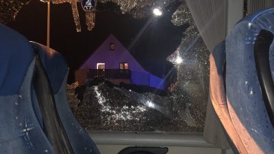 Querdenker-Bus in Leipzig-Connewitz angegriffen – Straßenblockade durchbrochen, Personen verletzt