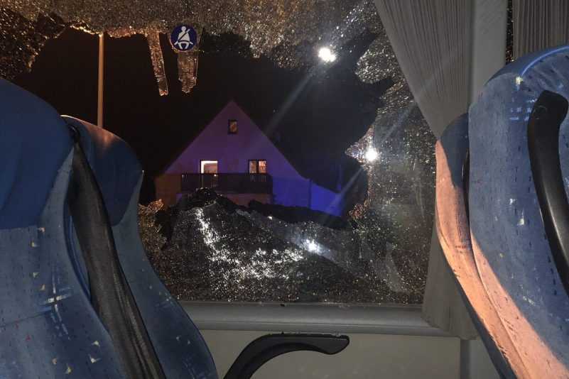 Querdenker-Bus in Leipzig-Connewitz angegriffen – Straßenblockade durchbrochen, Personen verletzt