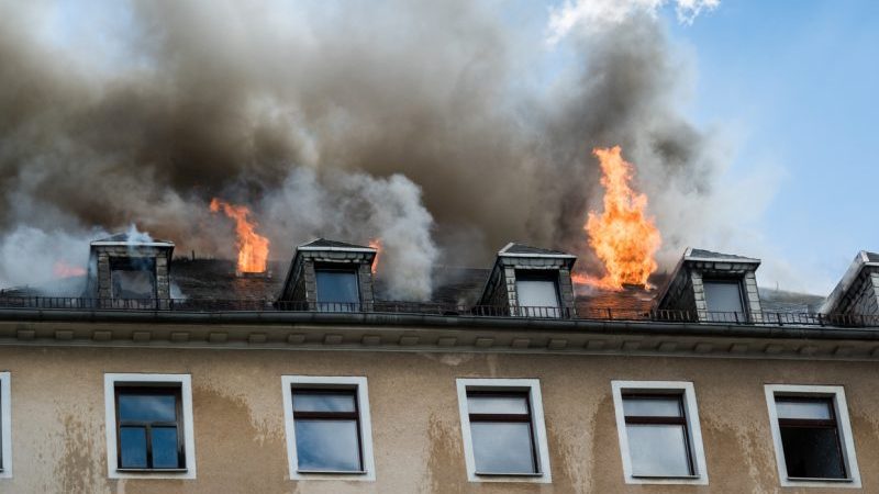 Baden-Württemberg: Zwei Tote und mehrere Verletzte bei schwerem Hausbrand