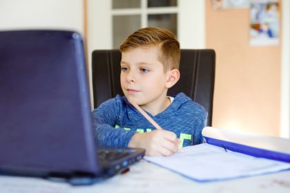 Umfrage: Schulen haben nur wenige Leih-Laptops – Lehrpersonal nicht qualifiziert