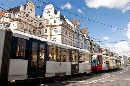 Köln: Frontalzusammenstoß von Straßenbahnen – Beide Fahrer schwer verletzt