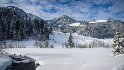 Erster Schnee: Weiße Pracht am Spitzingsee in Bayern
