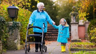 Kontakt mit Enkeln bedeutet mehr Lebensqualität für Großeltern. Foto: iStock