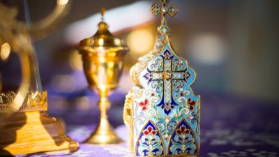 Unbekannte stehlen Gegenstände im Wert von 15.000 Euro aus hessischer Kirche