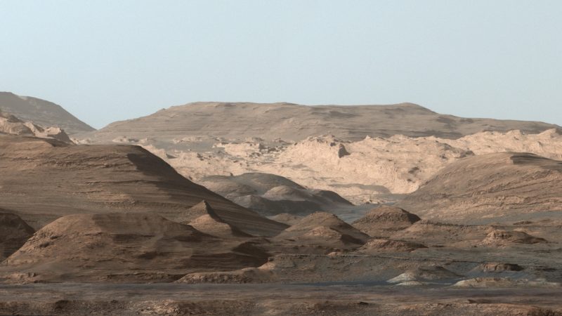 Falschfarbenbild vom Mars mit Blick in den Gale-Krater und auf Mount Sharp. Im Gale-Krater flossen vor 4 Mrd. Jahren gigantische Fluten.