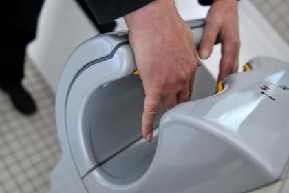 Hersteller von Warmluft-Händetrocknern fürchten Wettbewerbsnachteile durch umstrittene Corona-Vorgaben