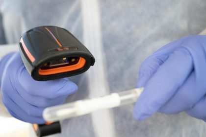 Ein Kriminalbiologe äußert sich zu „Morgellonen“ an Corona-Teststäbchen und Maske
