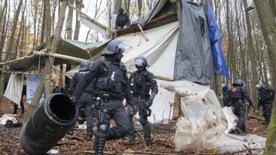 Polizei-Großeinsatz im Dannenröder Forst – Polizisten mit Steinen und Pyrotechnik beworfen
