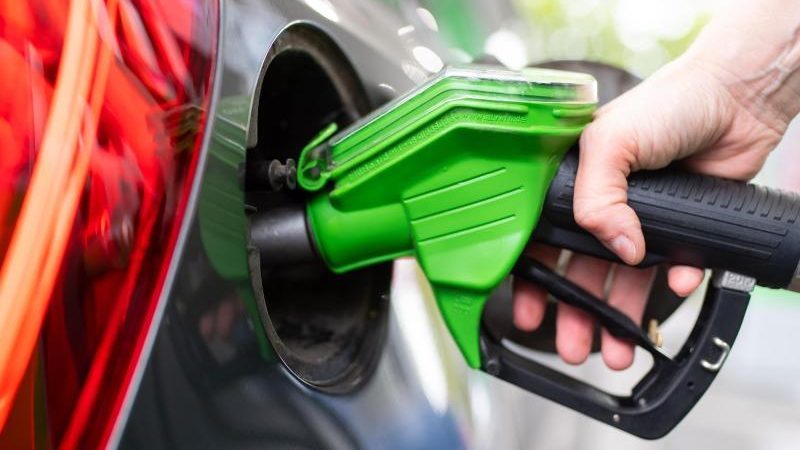 Ölpreise steigen und ziehen Benzin und Diesel mit nach oben