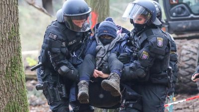 Kot-Angriff im Dannenröder Forst: Umweltaktivisten bewerfen Polizisten mit Exkrementen